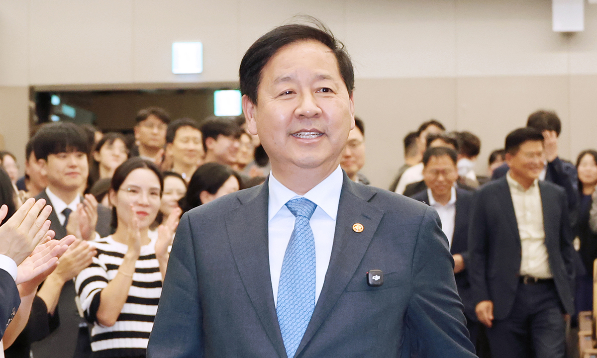 떠나는 구윤철 “공직사회, 집단지성으로 역사 한페이지… 그래핀 공부할 것”